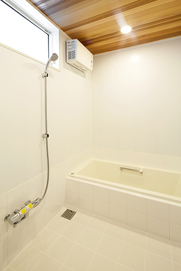 真白で清潔感のある浴室