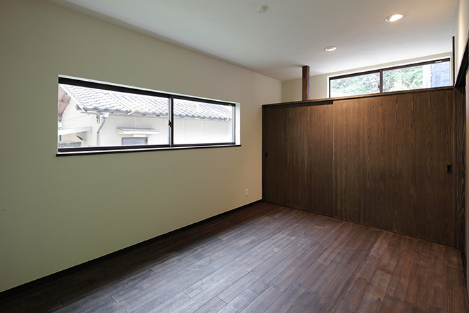 収納と採光を十分にとった洋室