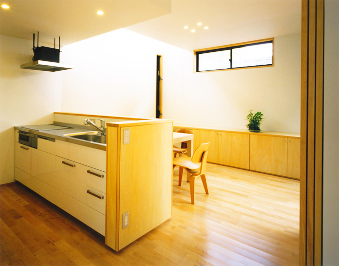 ダイニングが一望できるキッチン