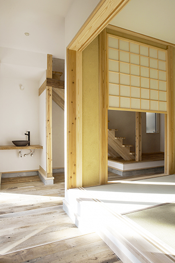 和室を通して階段を見る