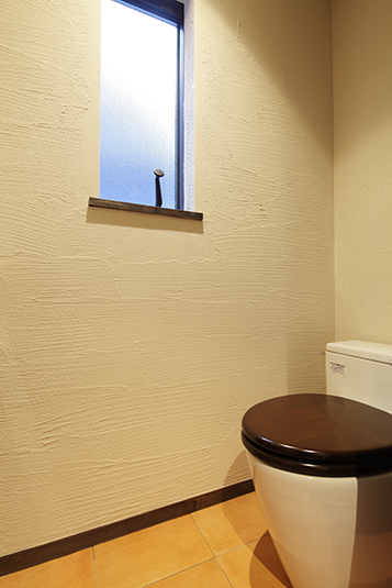 コントラストの効いたお洒落なトイレ