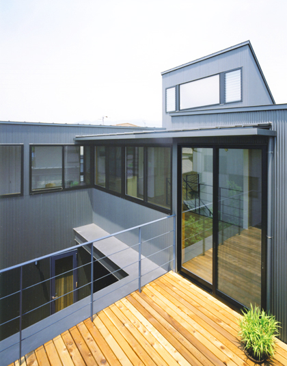 晴れた日は２階のテラスでもくつろげる