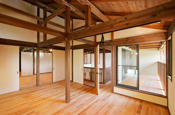 室内と繋がるように広がるバルコニー