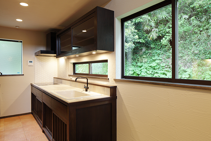 緑溢れる風景を望むキッチン