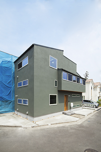 ダークグレーの落ち着いた外観