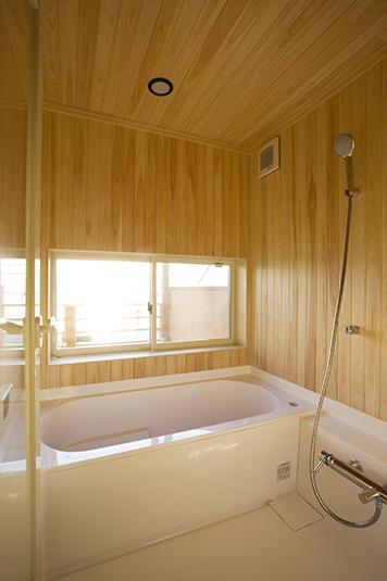 木の温もりに包まれる浴室