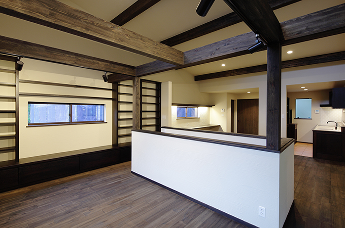 部屋の中心にある階段