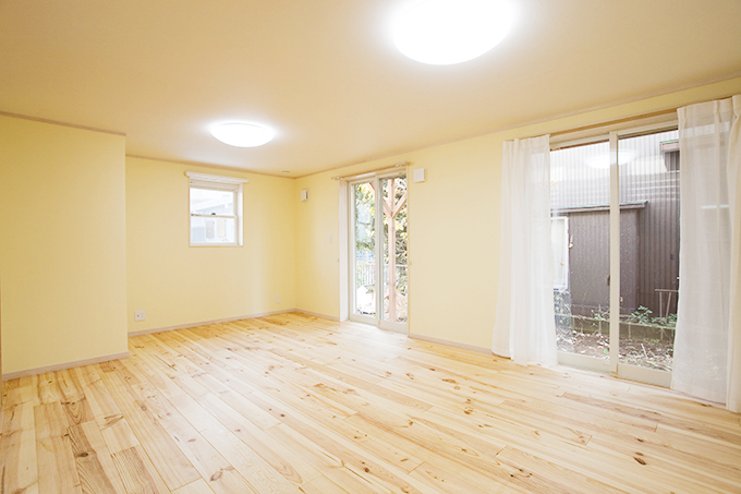 庭につながる広々リビング