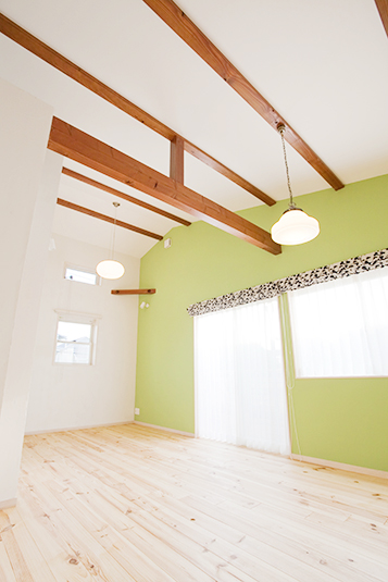 梁から下がる照明