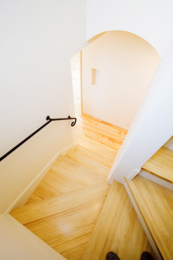 アイアンの手すりが設置された階段スペース