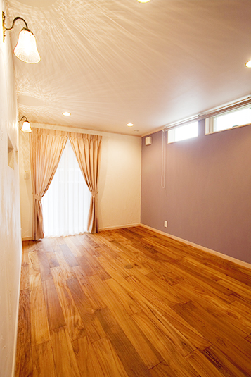 ラベンダー色の壁面