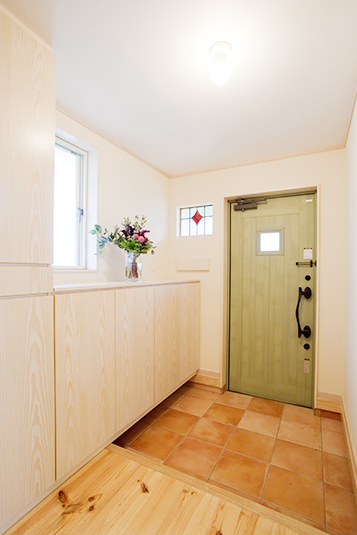 ナチュラルな雰囲気のグリーンの玄関ドア