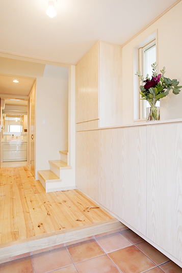 大容量の収納スペース付き玄関