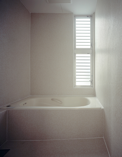 モザイクタイル張りの浴室