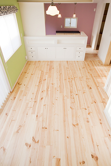 白木がナチュラルなダイニング床