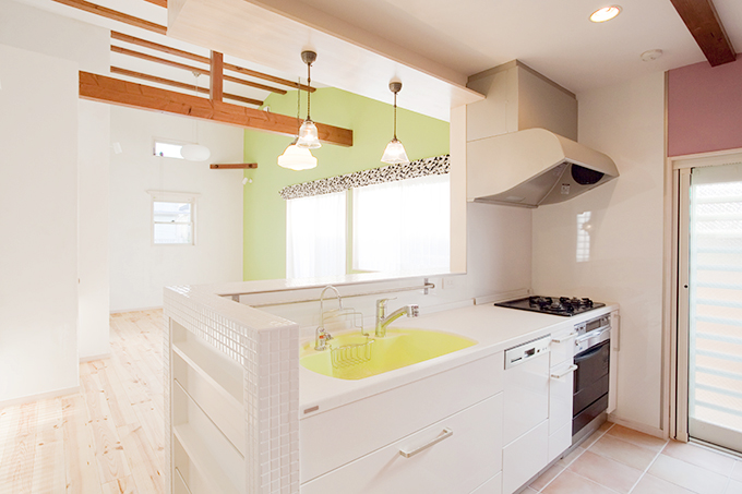 ホワイトタイルのキッチン横の棚