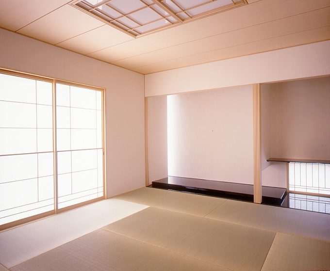 シンプルの中に床の間の存在感