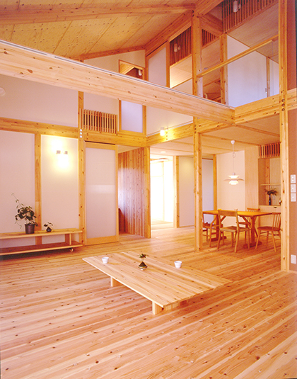 リビングは２階と吹き抜けでつながっています。