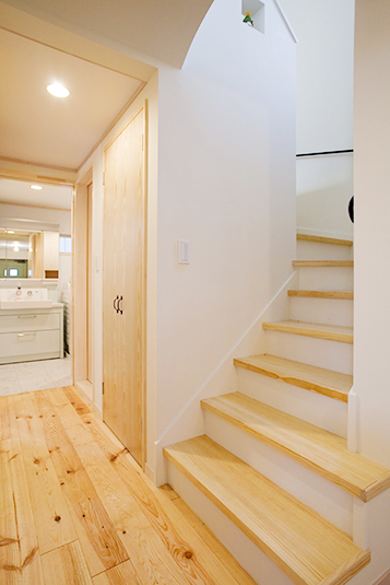 白木がナチュラルなオープン階段