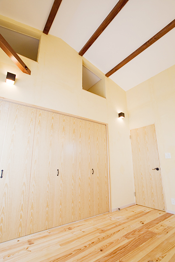 広々天井で開放感あふれるリビング