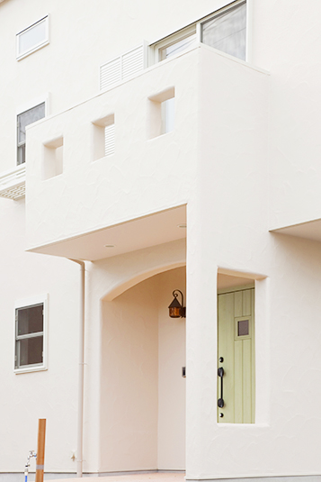 アーチ状の玄関ポーチ