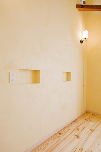 壁面の作り付け棚がアクセントに