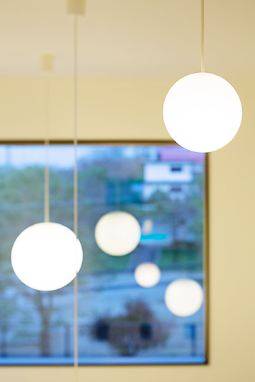 吹き抜け天井の照明