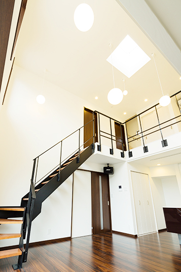 リビングから吹き抜けを見上げる