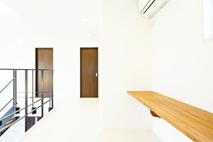 ２階に設置された木のベンチ