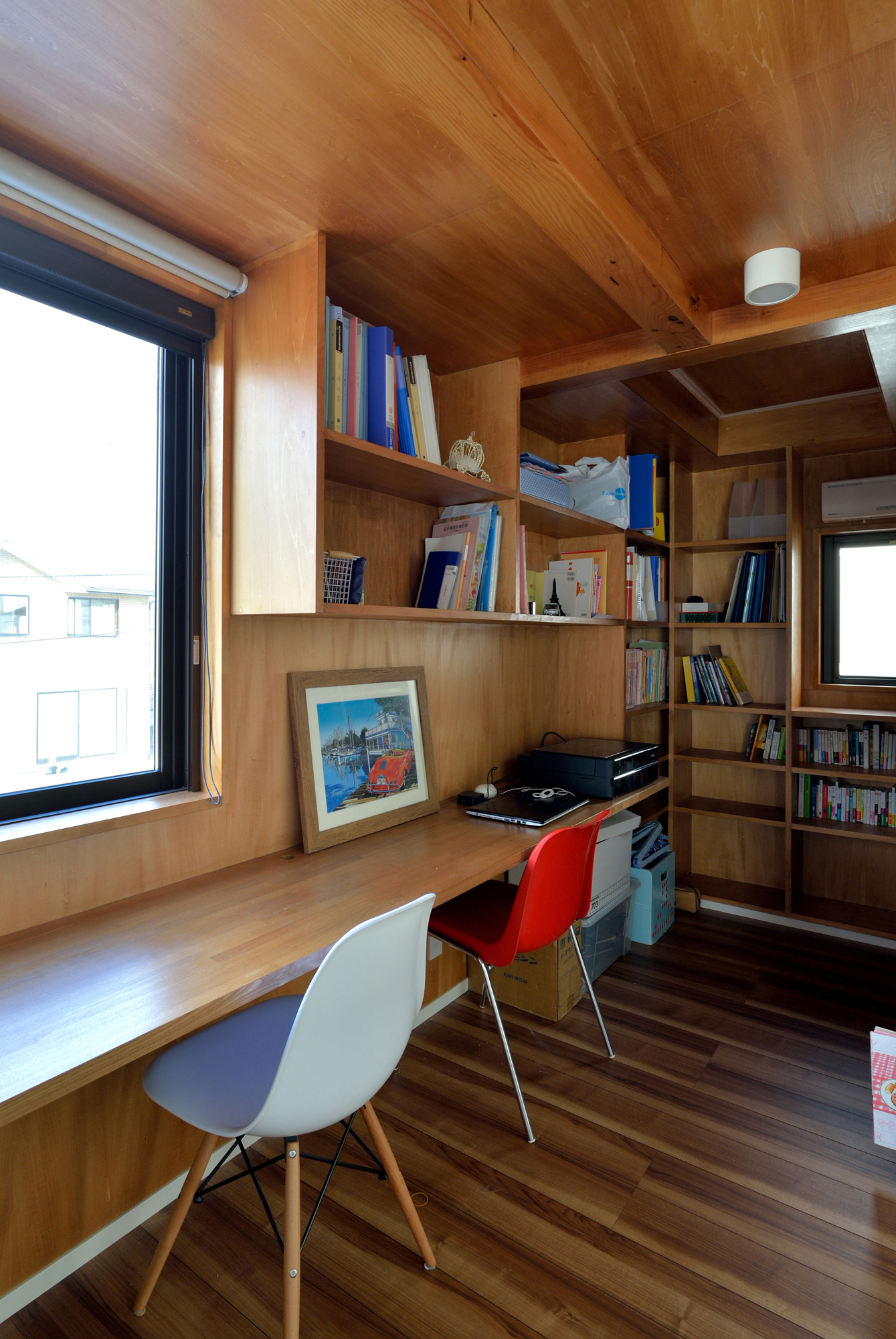 大きな机を本棚のあるスタディコーナー