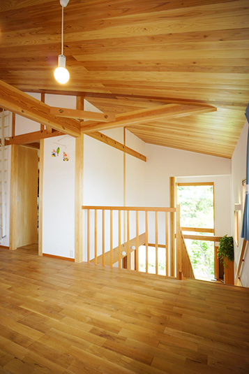 吹き抜けに面した2階の子供スペース