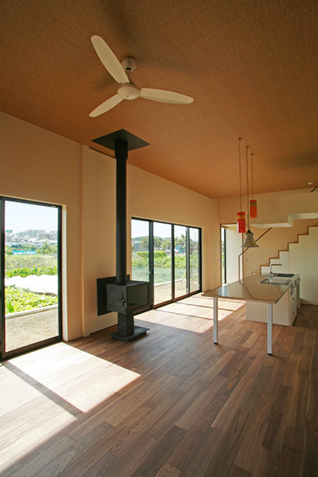 薪ストーブとシーリングファンのあるLDK