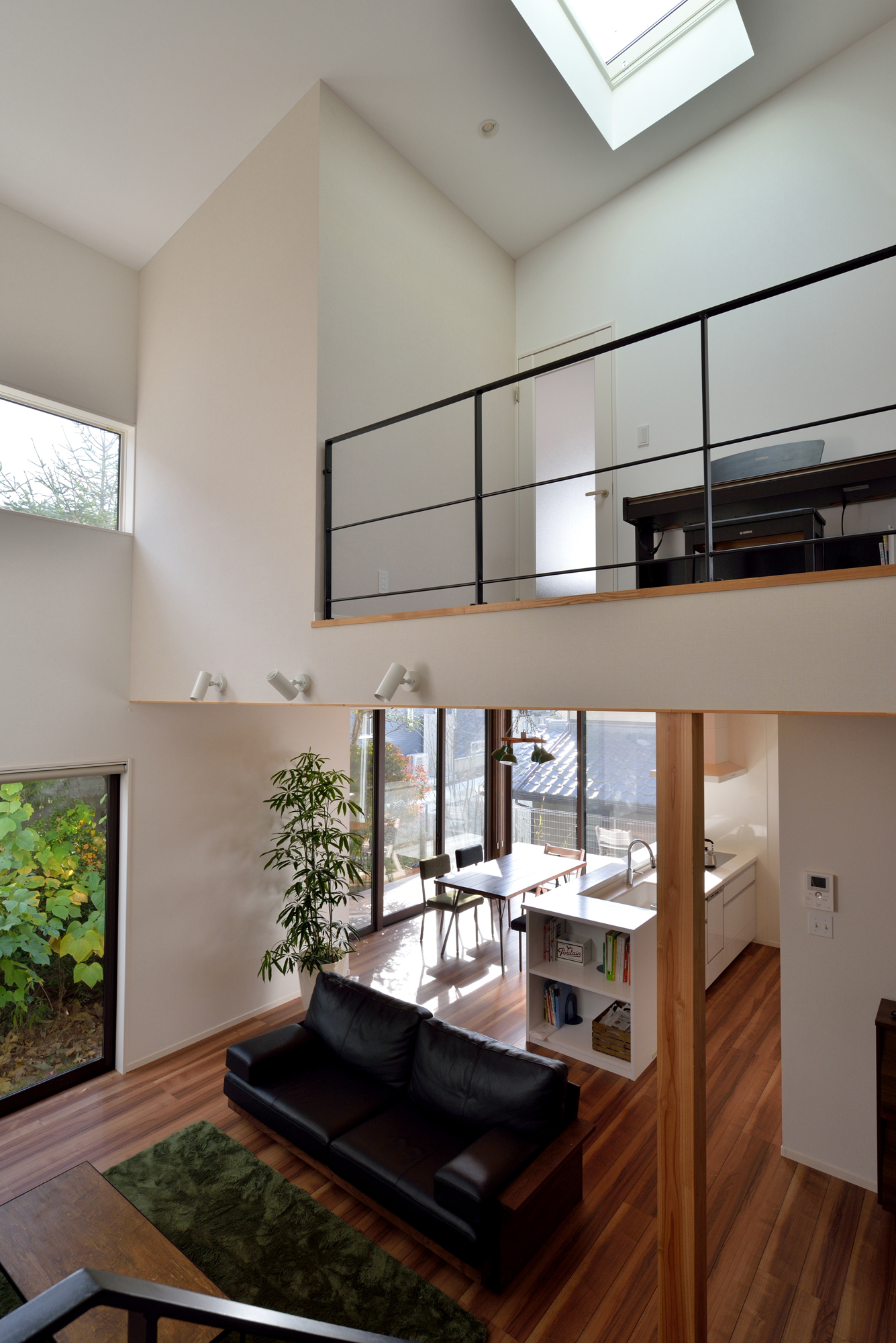 トップライトのあるリビングの吹き抜け