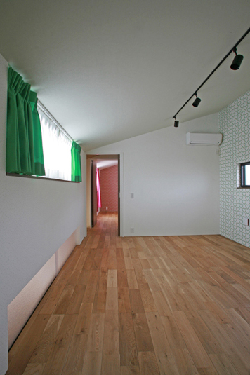 窓側に通路を設けた子供室