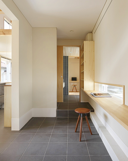 パントリーから洗面所を見る