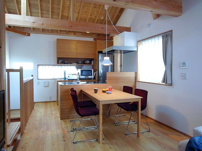 リビングから、ダイニング、キッチンを見る