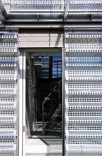 鋼雨戸雨戸と鉄骨バルコニーの詳細