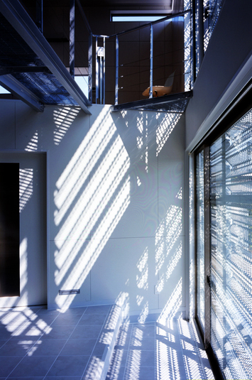 雨戸が造る光の模様