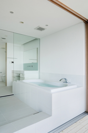 海を眺めるバスルーム2