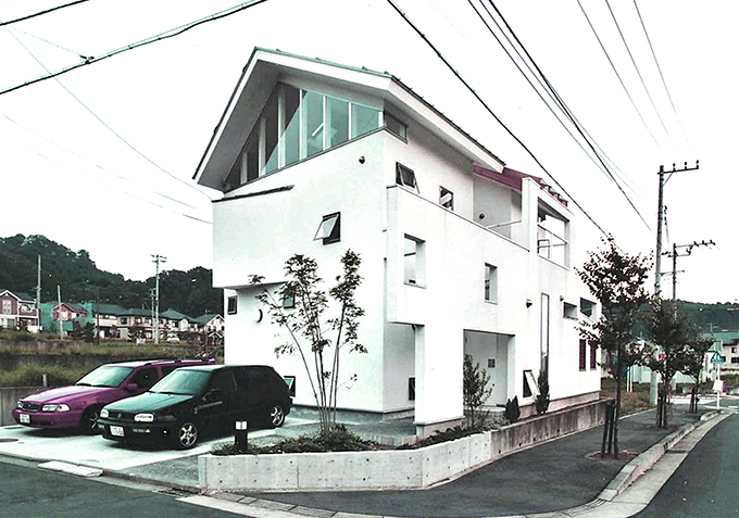 白い外壁に切り妻屋根が印象的