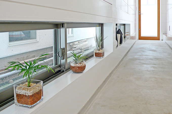 コンクリート土間の通路と風を呼び込む地窓