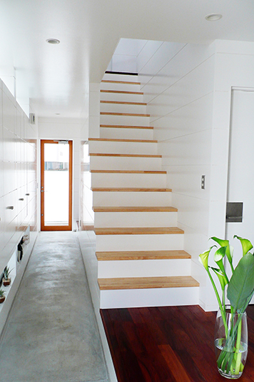 玄関から裏口まで土間で繋がる