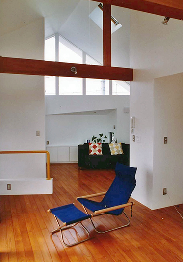 白い壁と木の梁があるのびのびとした空間