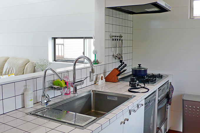 必要なものだけがあるシンプルでローコストな大工造作キッチン