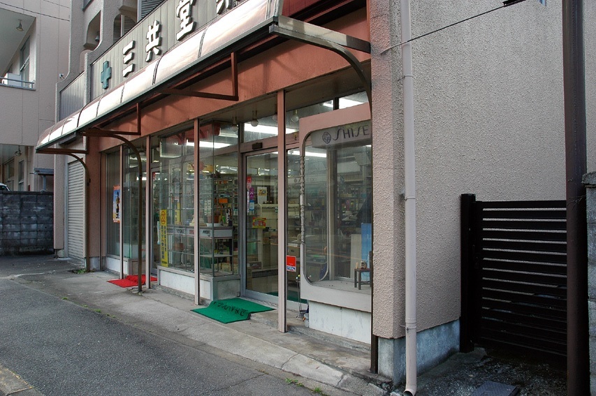 耐震上有効な壁が全くなかった、リノベーション前の１階店舗部分
