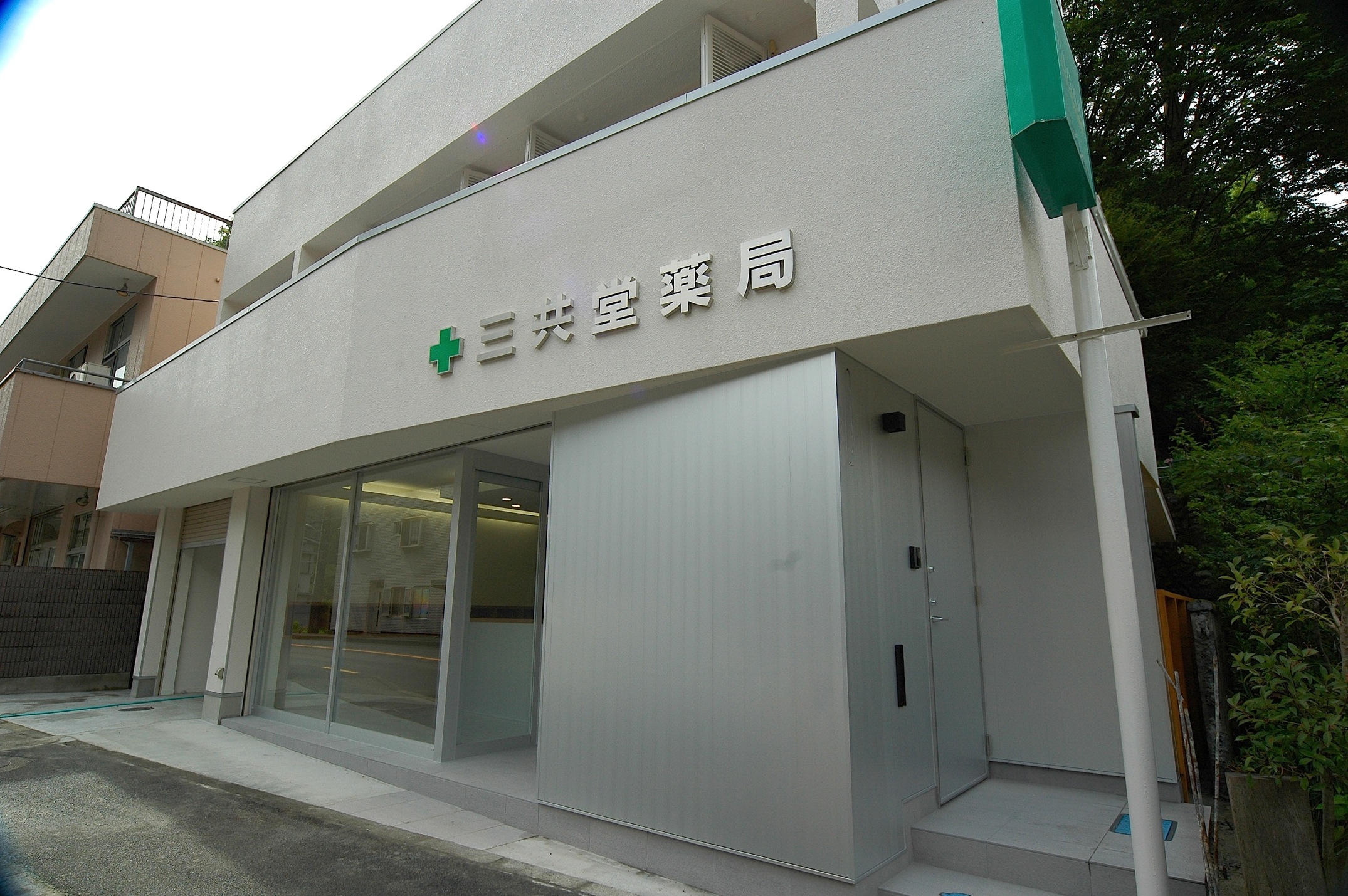 構造の補強から、動線の分離まで、様々な効果を一度に果たす、アルミの箱