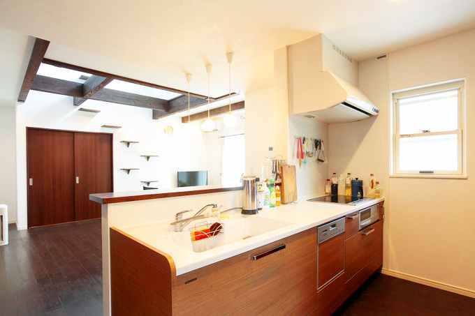 ご家族やネコちゃんも見渡せる対面キッチン
