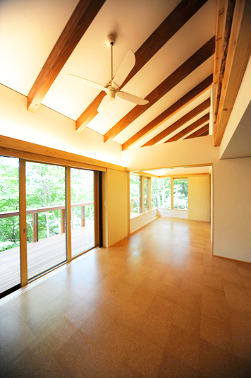 天井の高いリビング
