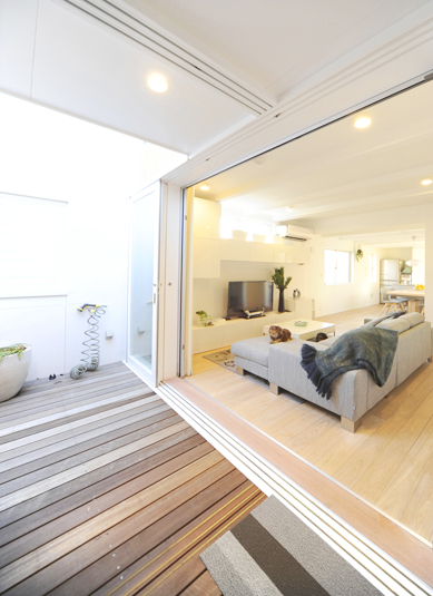 リビングとつながるウッドデッキバルコニー