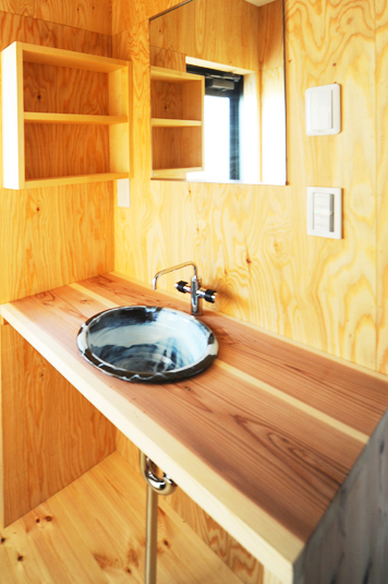 益子焼を利用した洗面台